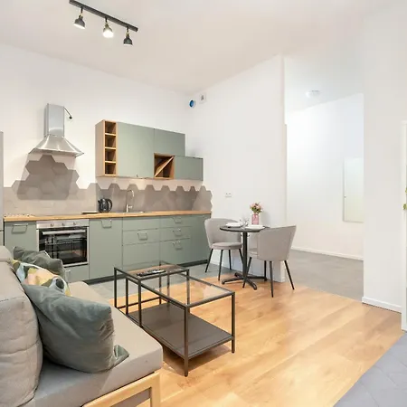 Cozy With Balcony And Free Garage By Renters 아파트 포즈난