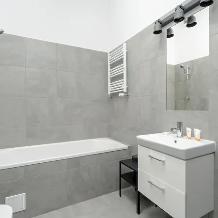 Cozy With Balcony And Free Garage By Renters 아파트
