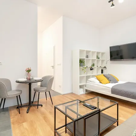 Апартаменти Cozy With Balcony And Free Garage By Renters