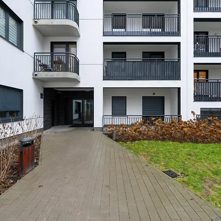 Cozy With Balcony And Free Garage By Renters Апартаменти