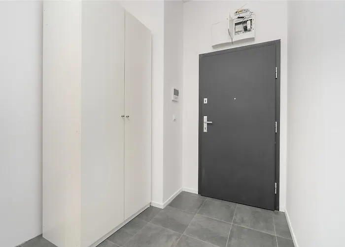 Апартаменты Cozy With Balcony And Free Garage By Renters Познань