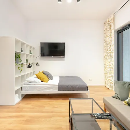 Cozy With Balcony And Free Garage By Renters Apartment *