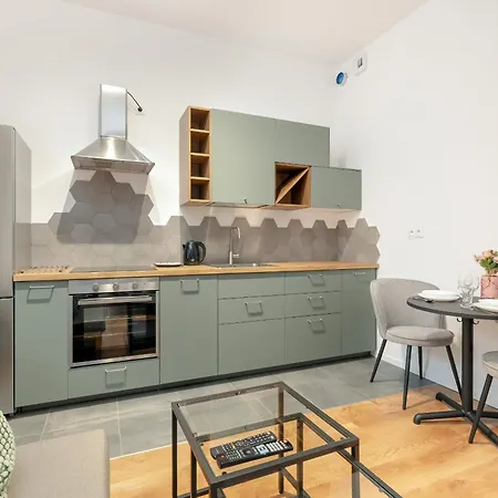 Cozy With Balcony And Free Garage By Renters Poznan