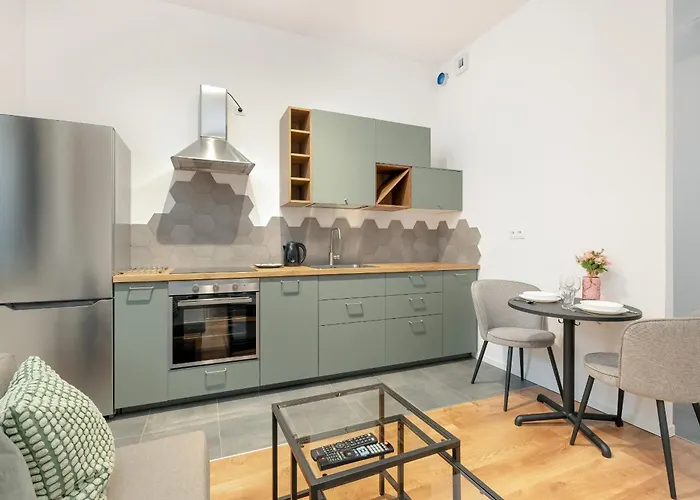 Cozy With Balcony And Free Garage By Renters Poznań